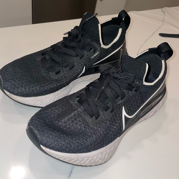 NIKE flyknit women’s shoe - Picture 6 of 8